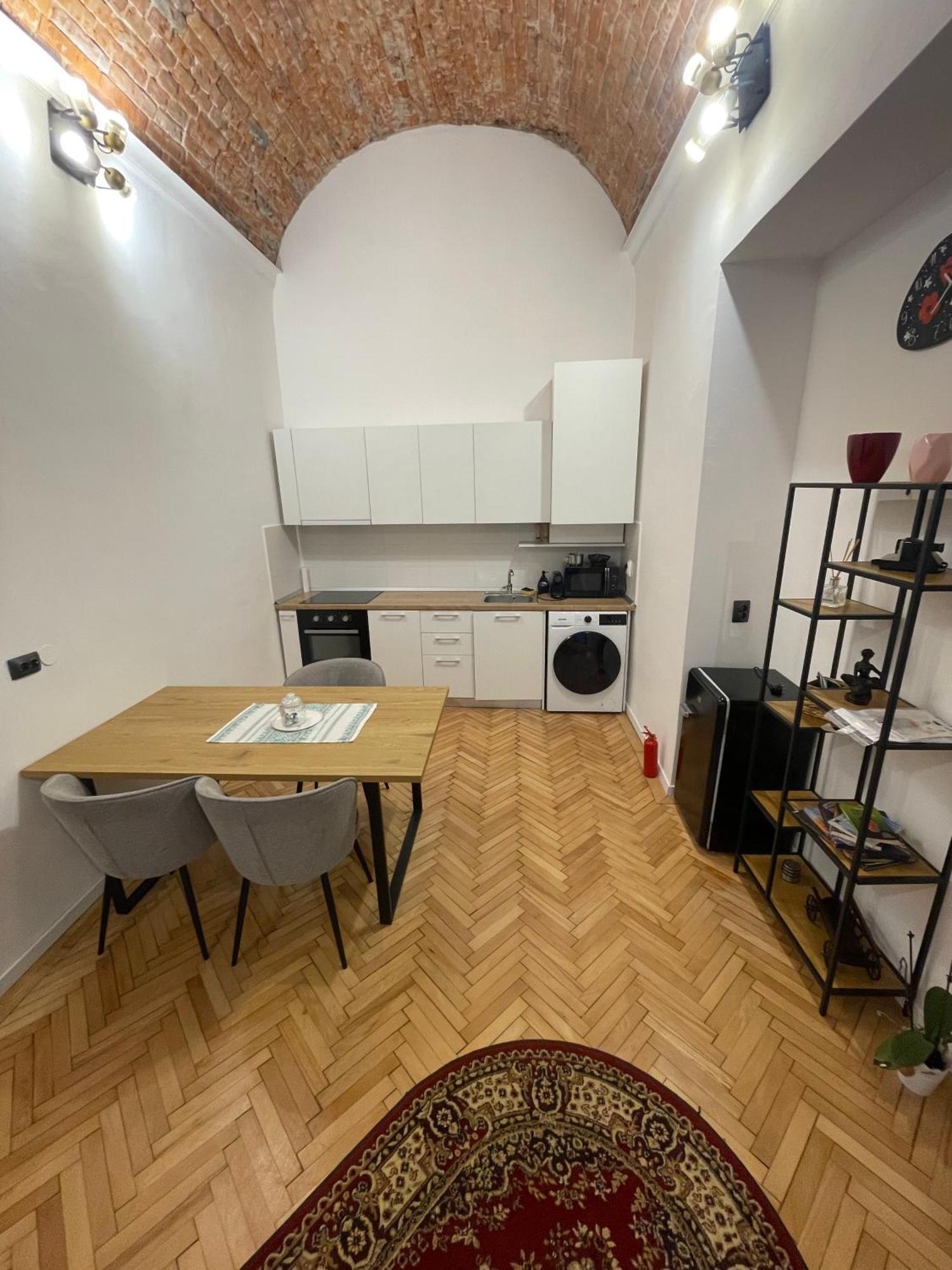 Central Apartment With 2 Bedrooms And 2 Bathrooms Oradea Zewnętrze zdjęcie